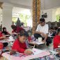 Foto : Bupati Sumenep Achmad Fauzi Wongsojudo turun langsung memberikan semangat kepada anak anak yang mengikuti lomba mewarnai sketsa Bung Karno di Pendopo Agung Keraton Sumenep 