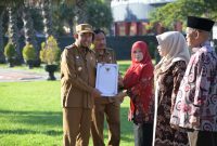 Bupati Sumenep Achmad Fauzi Wongsojudo menyerahkan langsung piagam penghargaan kepada Ketua Kop Mamin Sumenep, Lulu Airus Sofie, S.Sos, saat apel gabungan 