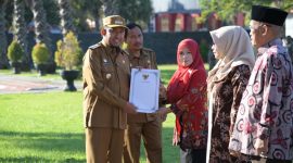Bupati Sumenep Achmad Fauzi Wongsojudo menyerahkan langsung piagam penghargaan kepada Ketua Kop Mamin Sumenep, Lulu Airus Sofie, S.Sos, saat apel gabungan 