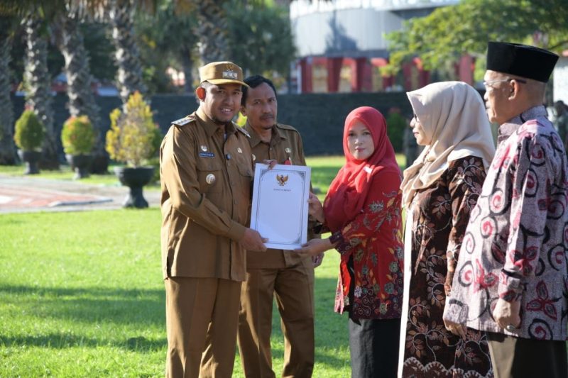 Bupati Sumenep Achmad Fauzi Wongsojudo menyerahkan langsung piagam penghargaan kepada Ketua Kop Mamin Sumenep, Lulu Airus Sofie, S.Sos, saat apel gabungan 