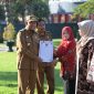Bupati Sumenep Achmad Fauzi Wongsojudo menyerahkan langsung piagam penghargaan kepada Ketua Kop Mamin Sumenep, Lulu Airus Sofie, S.Sos, saat apel gabungan 