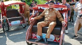 Bupati Sumenep Achmad Fauzi Wongsojudo menyerahkan bantuan becak listrik di pendopo Agung Keraton Sumenep 