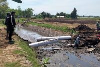 Foto : Plengsengan dibongkar untuk proyek pembangunan saluran pembuangan air Desa Ngepoh
