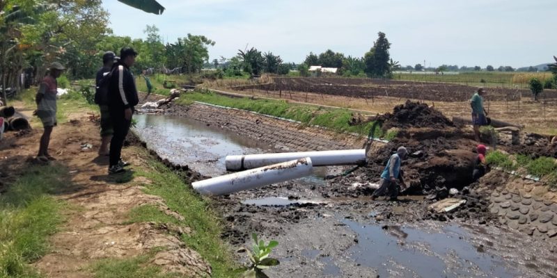 Foto : Plengsengan dibongkar untuk proyek pembangunan saluran pembuangan air Desa Ngepoh