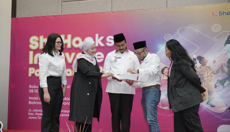 Ket Foto : Ahmad Zaini, Asisten Administrasi Umum Sekda Pemkab Pamekasan (tengah) dan Adhy Sukma VP-Head of Sales Western East Java IM3 saat meninjau bazar UMKM produk lokal Pamekasan di acara SheHacks Innovate dihadiri oleh 80 pelaku UMKM Perempuan dari Pamekasan dan sekitarnya di Hotel Azana Style, Rabu (16/7/2025).