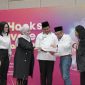 Ket Foto : Ahmad Zaini, Asisten Administrasi Umum Sekda Pemkab Pamekasan (tengah) dan Adhy Sukma VP-Head of Sales Western East Java IM3 saat meninjau bazar UMKM produk lokal Pamekasan di acara SheHacks Innovate dihadiri oleh 80 pelaku UMKM Perempuan dari Pamekasan dan sekitarnya di Hotel Azana Style, Rabu (16/7/2025).