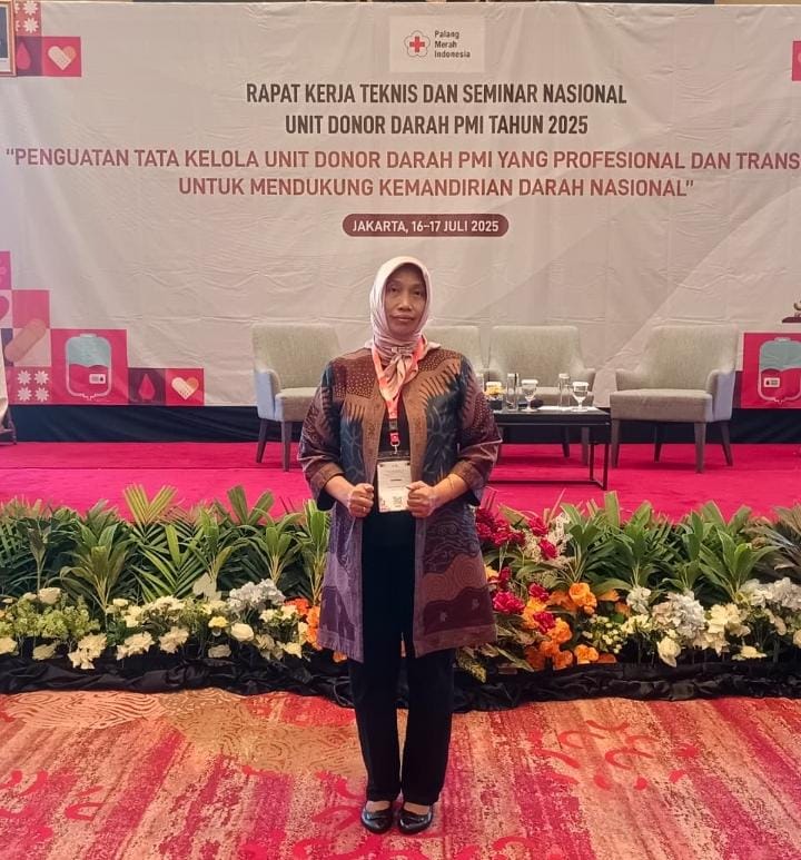 Dr. Erliyati, M.Kes, Direktur RSUD dr. H. Moh. Anwar Sumenep saat menghadiri Seminar Nasional Unit Donor Darah PMI 2025 di Jakarta.