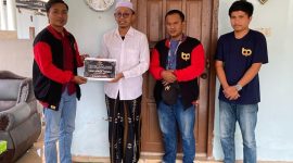 Foto : Anggota BIP saat menyerahkan bantuan untuk Ponpes Miftahul Ulum Proppo, yang mengalami kebakaran.