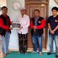 Foto : Anggota BIP saat menyerahkan bantuan untuk Ponpes Miftahul Ulum Proppo, yang mengalami kebakaran.