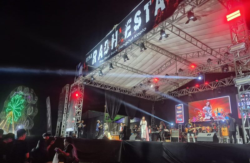 Foto : Salah satu artis Radiesta yang memulai ribuan pengunjung di stadion A Yani Sumenep