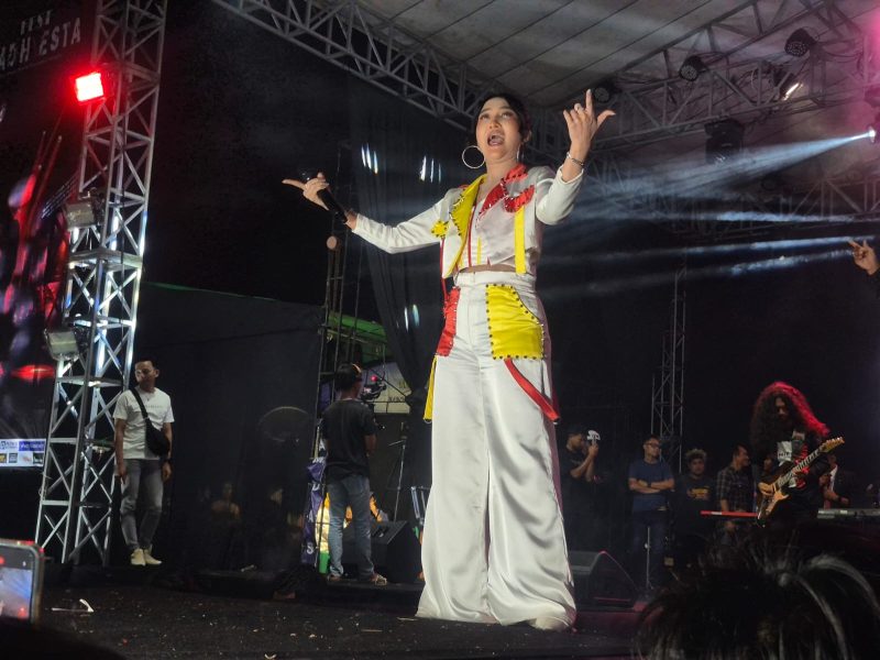 Foto : Winda Artis Fest Radiesta yang tampil menghipnotis ribuan penonton di stadion A Yani Sumenep.