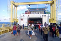 Para penumpang saat turun dari Kapal KMP Drajat Paciran di Pelabuhan Penyeberangan Bawean