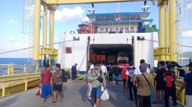 Para penumpang saat turun dari Kapal KMP Drajat Paciran di Pelabuhan Penyeberangan Bawean
