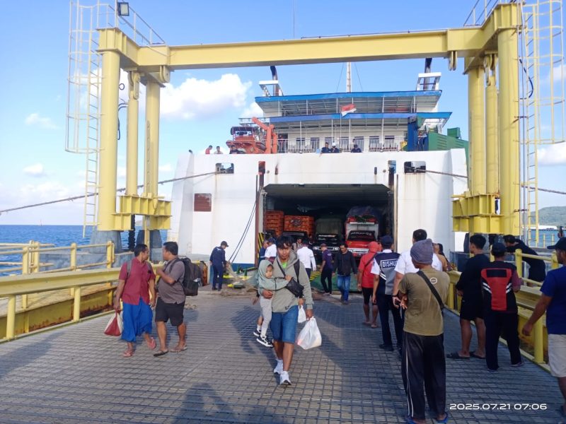 Para penumpang saat turun dari Kapal KMP Drajat Paciran di Pelabuhan Penyeberangan Bawean
