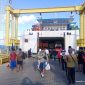 Para penumpang saat turun dari Kapal KMP Drajat Paciran di Pelabuhan Penyeberangan Bawean