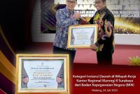 Penyerahan penghargaan diserahkan langsung oleh Kepala BKN, Zudan Arif Fakrulloh kepada Bupati Achmad Fauzi Wongsojudo