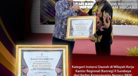 Penyerahan penghargaan diserahkan langsung oleh Kepala BKN, Zudan Arif Fakrulloh kepada Bupati Achmad Fauzi Wongsojudo