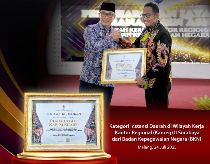 Penyerahan penghargaan diserahkan langsung oleh Kepala BKN, Zudan Arif Fakrulloh kepada Bupati Achmad Fauzi Wongsojudo