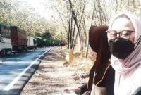 Dua wanita cantik rela panas panasan untuk berdagang nasi ditengah kemacetan panjang di pantura hutan Baluran Situbondo