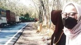Dua wanita cantik rela panas panasan untuk berdagang nasi ditengah kemacetan panjang di pantura hutan Baluran Situbondo