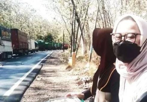 Dua wanita cantik rela panas panasan untuk berdagang nasi ditengah kemacetan panjang di pantura hutan Baluran Situbondo