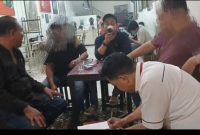 Foto : Oknum ASN inisial S sesaat menanda tangani surat pernyataan  dan  inisial T yang menerima gadai mobil  beserta inisial I yang turut hadir dalam proses mengadai