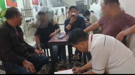 Foto : Oknum ASN inisial S sesaat menanda tangani surat pernyataan  dan  inisial T yang menerima gadai mobil  beserta inisial I yang turut hadir dalam proses mengadai