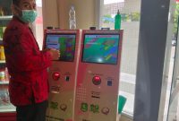 Foto : Petugas ramah yang berjaga di mesin Anjungan Pendaftaran Mandiri 