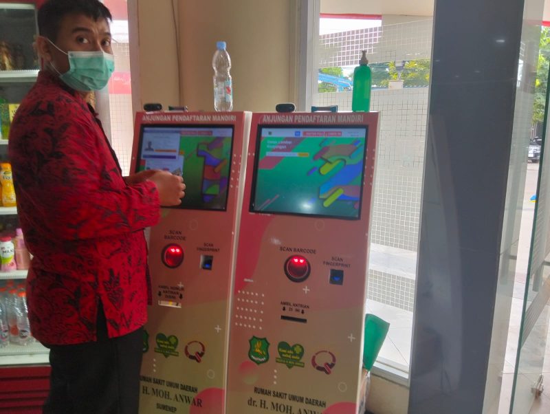 Foto : Petugas ramah yang berjaga di mesin Anjungan Pendaftaran Mandiri 