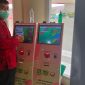 Foto : Petugas ramah yang berjaga di mesin Anjungan Pendaftaran Mandiri 