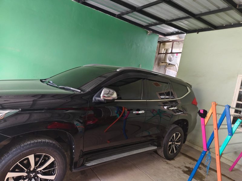 Foto kendaraan roda 4 jenis pajero sport nomor polisi DD 101  di halaman rumah  T saat setelah menerima gadai dari E