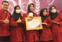 Direktur RSUD Dr. H. Moh. Anwar dr. Erliyati saat menerima penghargaan sebagai katagori 'The Best Reliable Hospital of Health Service Excellent of the Year 2023' ajang Indonesian Best of The Best Award Indonesia Achievement Center. (foto/ist)