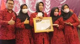 Direktur RSUD Dr. H. Moh. Anwar dr. Erliyati saat menerima penghargaan  sebagai katagori 'The Best Reliable Hospital of Health Service Excellent of the Year 2023' ajang Indonesian Best of The Best Award Indonesia Achievement Center. (foto/ist)