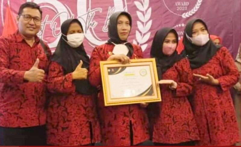 Direktur RSUD Dr. H. Moh. Anwar dr. Erliyati saat menerima penghargaan  sebagai katagori 'The Best Reliable Hospital of Health Service Excellent of the Year 2023' ajang Indonesian Best of The Best Award Indonesia Achievement Center. (foto/ist)