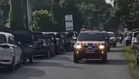 Foto dok : Dishub kawal mobil dinas Bupati dan Wakil Bupati saat ngantor di Kec. Maron