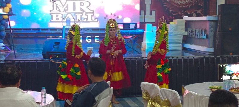 Tari Muang Sangkal buka acara perayaan ulang tahun Mr Ball ke -8 dan JBL ke -15 tahun.