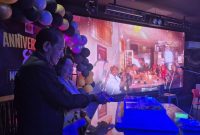 Foto : Didampingi istri tercinta, Robin Budiarto potong kue anniversary Mr Ball ke -8 tahun 