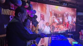 Foto : Didampingi istri tercinta, Robin Budiarto potong kue anniversary Mr Ball ke -8 tahun 