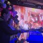 Foto : Didampingi istri tercinta, Robin Budiarto potong kue anniversary Mr Ball ke -8 tahun 