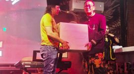 Foto : Perwakilan owner Mr Ball dan JBL memberikan hadiah doorprize kepada rekan kerja saat perayaan anniversary ke-8 Mr Ball di Jl . Arya Wiraraja, Gedungan, Sumenep 