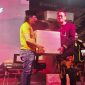 Foto : Perwakilan owner Mr Ball dan JBL memberikan hadiah doorprize kepada rekan kerja saat perayaan anniversary ke-8 Mr Ball di Jl . Arya Wiraraja, Gedungan, Sumenep 