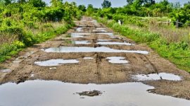 Foto : Ilustrasi jalan rusak 