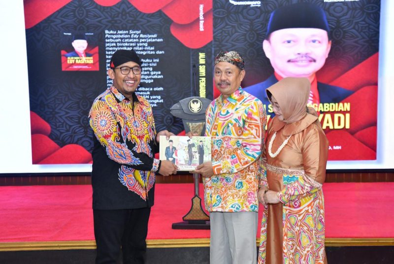 Bupati Achmad Fauzi Wongsojudo memberikan penghargaan simbolis kepada Sekda Edy Rasiyadi sebagai bentuk apresiasi atas pengabdian lebih dari 35 tahun.