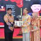 Bupati Achmad Fauzi Wongsojudo memberikan penghargaan simbolis kepada Sekda Edy Rasiyadi sebagai bentuk apresiasi atas pengabdian lebih dari 35 tahun.