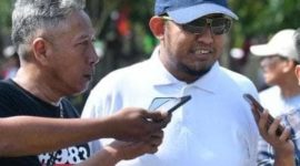 Bupati Sumenep Achmad Fauzi Wongsojudo saat meninjau langsung lomba antar ASN dalam rangka memeriahkan HUT ke-80 Kemerdekaan RI, di Halaman Kantor Bupati