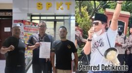 Foto : Jurnalis Detikzone.id inisial BM bersama rekan sejawat saat membuat Laporan Polisi di Polresta Kediri (kiri) Pemimpin Redaksi, Igusty Madani (kanan)