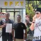 Foto : Jurnalis Detikzone.id inisial BM bersama rekan sejawat saat membuat Laporan Polisi di Polresta Kediri (kiri) Pemimpin Redaksi, Igusty Madani (kanan)