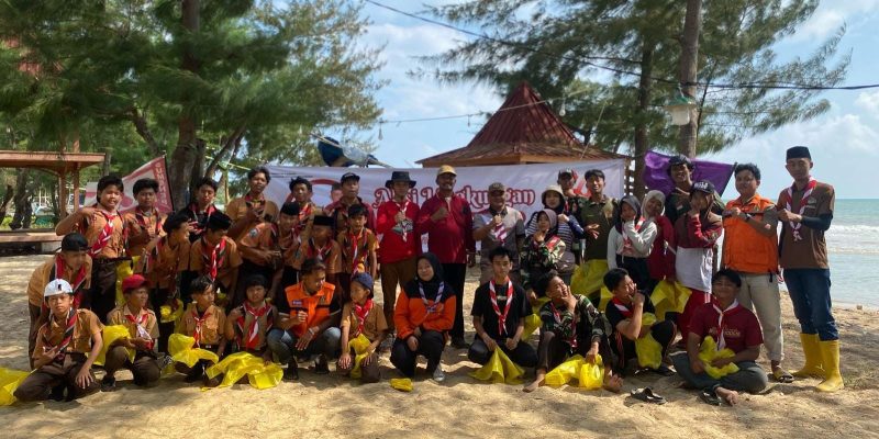 Satu Komando, Kwarcab Sumenep Bersihkan Dua Pantai Sekaligus Sambut Hari Pramuka ke-64
