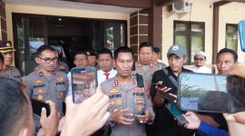 Caption: Kapolres Sampang AKBP Hartono, Saat Diwawancarai Wartawan Usai Mendampingi Kunjugan Kapolda Jatim Irjen Pol Nanang Avianto ke Polres Sampang (sumber foto : Agus Junaidi Detikzone.id)
