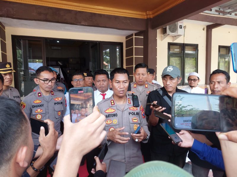 Caption: Kapolres Sampang AKBP Hartono, Saat Diwawancarai Wartawan Usai Mendampingi Kunjugan Kapolda Jatim Irjen Pol Nanang Avianto ke Polres Sampang (sumber foto : Agus Junaidi Detikzone.id)
